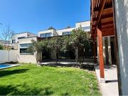 Casa espaciosa con piscina y quincho en Chicureo