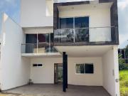 Casa espaciosa y con colindancia a área verde en Fracc....