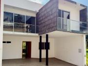 Casa espaciosa y con colindancia a área verde en Fracc....