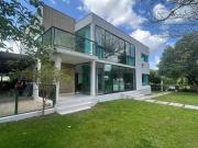 Casa espetacular em aldeia, beira de pista!