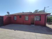 Casa esquina con amplio estacionamiento y patio lateral