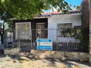 Casa esquina dos dormitorios C / cochera A refaccionar...