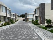 Casa esquinera con amplio jardín de 70 metros cuadrados,...