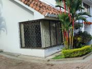 Casa esquinera de 260 m² en unidad residencial en Los...