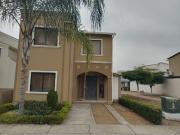 Casa esquinera de alquiler en la Urbanización La Joya, 5...
