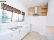 Casa esquinera de una planta con solarium, garaje y 3...