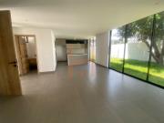 Casa esquinera de venta en Tumbaco, 3 dorms, jardín de...