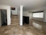 ¡Casa esquinera en alquiler en Kennedy Norte!