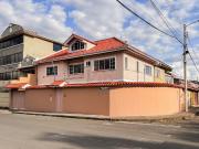 CASA ESQUINERA, EN BARRIO RESIDENCIAL CONSOLIDADO...