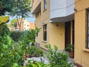 Casa esquinera en venta en Cali con balcón y parqueadero