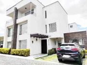 CASA ESQUINERA EN VENTA en Conjunto seguro. Santa Clara....