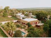 Casa estilo campestre en venta con jardín, alberca y...