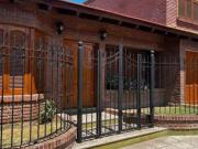 Casa estilo chalet con quincho