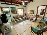 Casa Estilo Colonial Frente ao Mar na Praia das Palmeiras