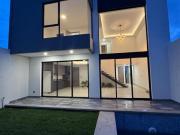 ¡Casa estilo contemporánea con doble altura, alberca y...