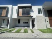 Casa estilo contemporáneo en venta en San Mateo...