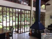 Casa estilo Granja com lazer e bastante espaço