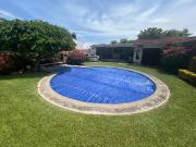 Casa estilo hacienda dentro de privada con portón...