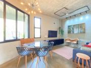 Casa estilo industrial com amplo quintal com redário