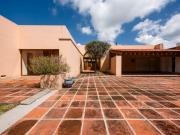 Casa estilo mexicano contemporáneo con amplio jardín
