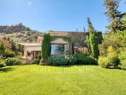 Casa estilo Provenzal con gran jardín