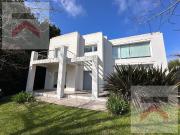 CASA ESTILO RACIONALISTA EN COUNTRY SIERRAS DEL TANDIL