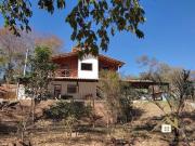 Casa Estilosa em Madeira no Condomínio Vale do Tamanduá