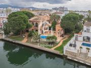 CASA EXCLUSIVA CON AMARRE DE 30 METROS EN EMPURIABRAVA