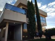 CASA EXTRAORDINÁRIA COM 4 SUITES E 320 METROS DE ÁREA...