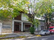 Casa familiar con Jardín, quincho. Muy luminosa!