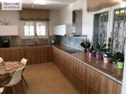 Casa familiar renovada con excelente ubicación