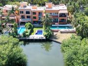 Casa frente a laguna Zona Hotelera en Cancún 4 recámaras