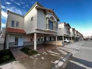 Casa frente a parque y cocina con eletrodomésticos...