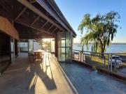 CASA FRENTE AL LAGO COSTA AZUL