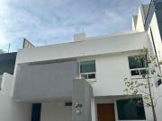 Casa en Sierra nogal con amplios espacios frente área verde