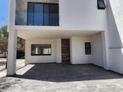 Casa nueva frente área verde El Mayorazgo