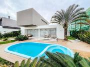 Casa frente lago com 04 suítes, amplo living 3...