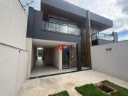 Casa geminada com três quartos, suíte e duas vagas de...