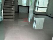 Casa Geminada em meio lote
