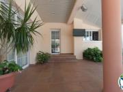 Casa grande con piscina, garaje en lote de esquina en...