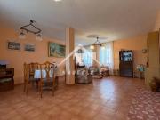 Casa grande de pueblo con garaje anexo