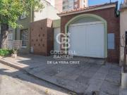 Casa grande en barrio centro, 3 dormitorios, patio y cochera