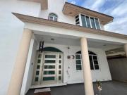 CASA HERMOSA EN VENTA, RODEADA DE AMPLIO JARDIN