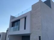 Casa hermosa rodeada de jardines y alberca