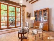 Casa histórica con fachada de piedra y piscina