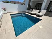 Casa independiente con apartamento y dos piscinas...