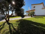 Casa independiente con parcela y piscina en el Faro