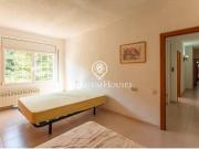 Casa independiente con piscina interior y jardín en...