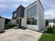 Casa independiente de renta en Cumbayá sector Rieles del...