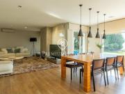 Casa independiente en venta con piscina y vistas al mar